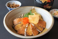 炙りｻｰﾓﾝとｶﾝﾊﾟﾁの二色丼～わさび醤油風味～