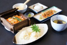 茗荷と茄子のつけ汁冷麦と蒸し寿司